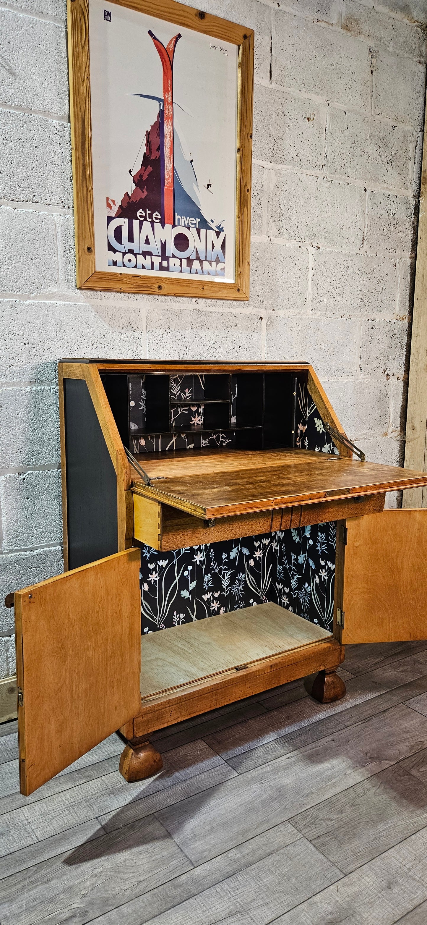 Art Deco era Lebus Drinks Bureau.