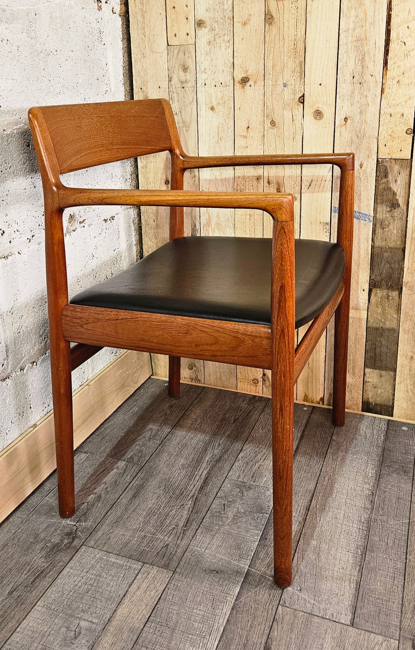 Dalescraft mid century teak chair.