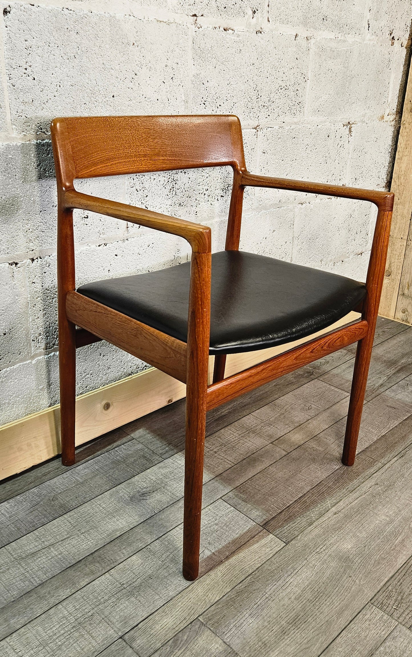 Dalescraft mid century teak chair.