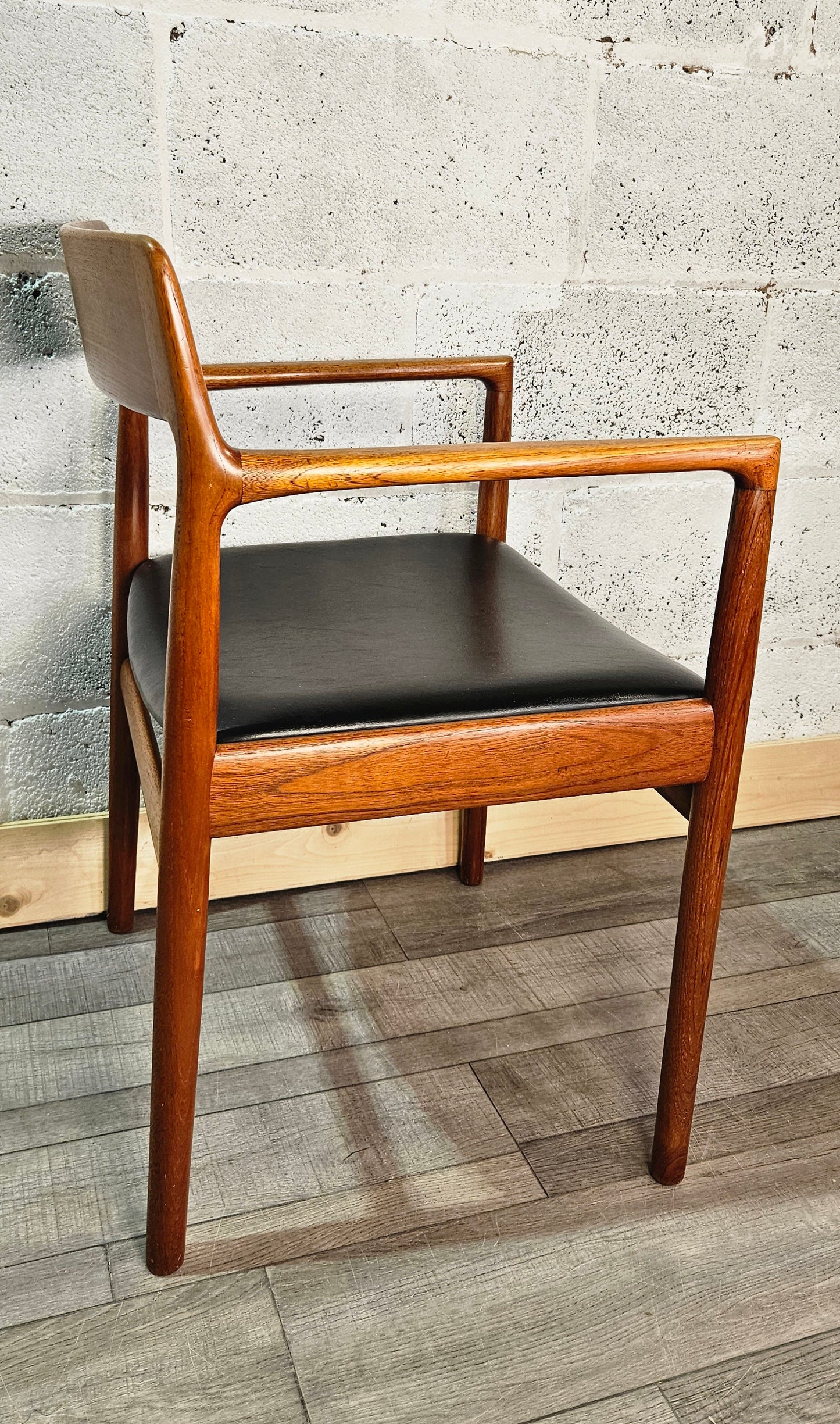 Dalescraft mid century teak chair.