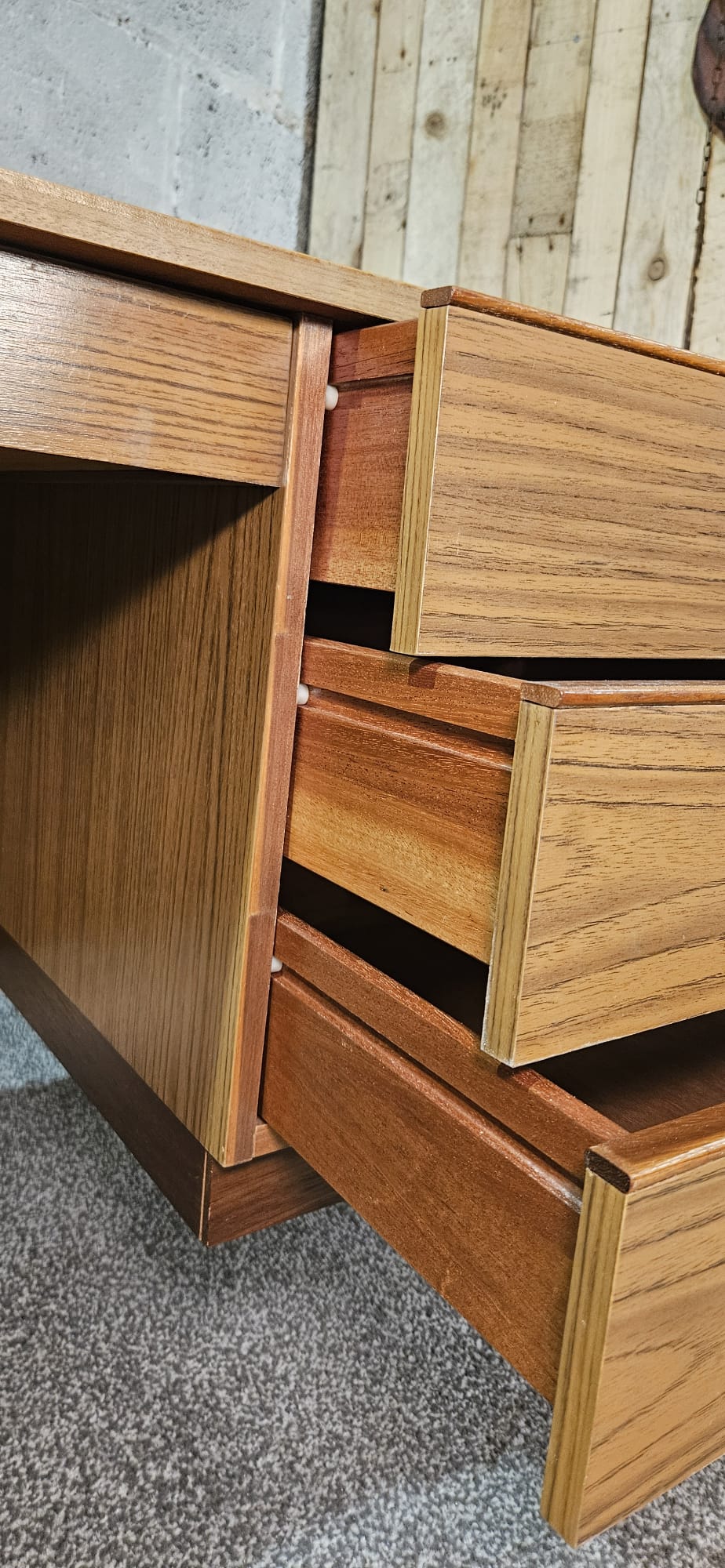 Europa Desk